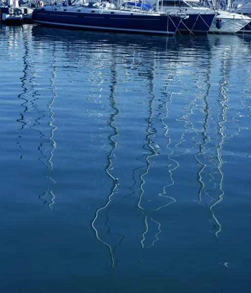 Boats abstract reflexion over blue water — Stock Photo, Image