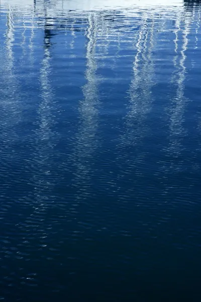 Veleiro embaçado mastro reflexão sobre a marina — Fotografia de Stock