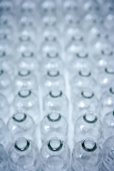 Glas genomskinlig tomma flaskor monteringslinje — Stockfoto