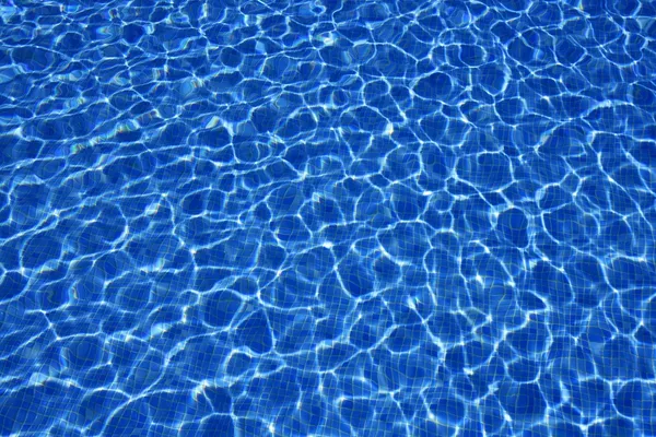 Niebieski wody tekstury, płytki basen w słoneczny dzień — Zdjęcie stockowe