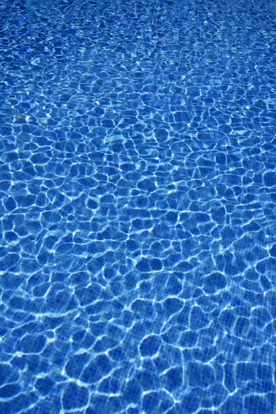 Blått vatten konsistens, plattor pool i solig dag — Stockfoto