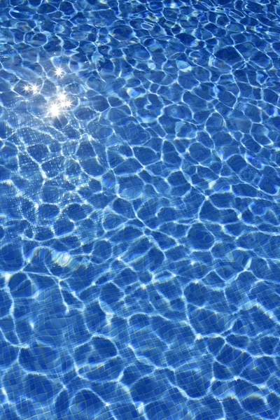 Blaues Wasser, Fliesen-Pool an sonnigen Tagen — Stockfoto