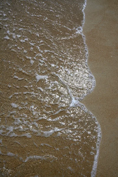 가 까이 서 해안선의 모래에 도달 하는 파도와 — 스톡 사진
