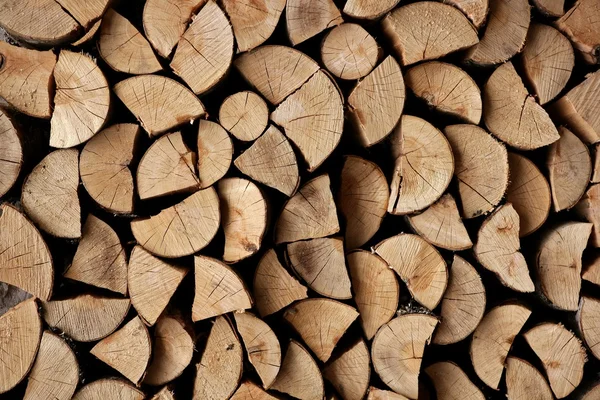 Corte troncos de pilha de lenha como padrão — Fotografia de Stock