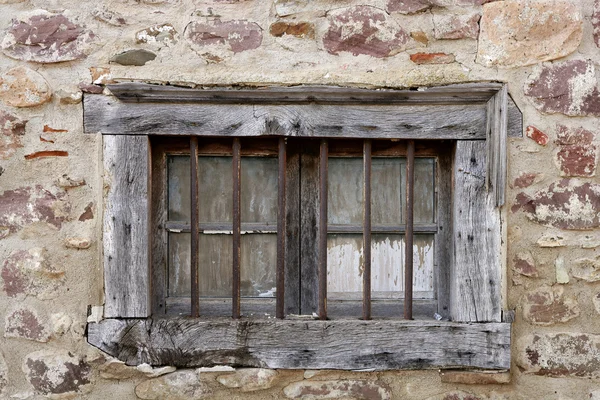 Ventana de madera envejecida en casa de piedra de mampostería — Foto de Stock