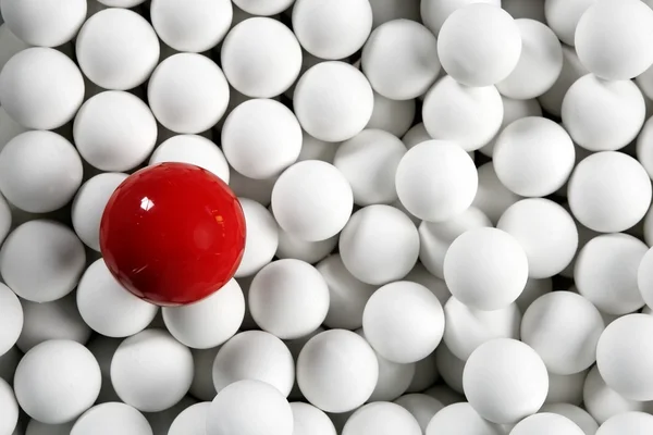 Sozinho bola vermelha de bilhar pequenas bolas brancas — Fotografia de Stock