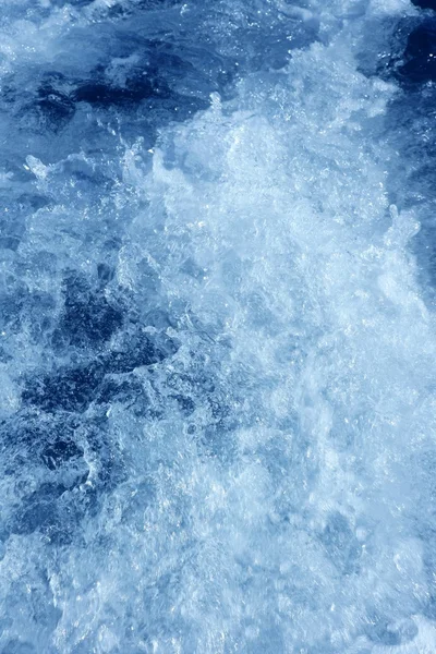 Barca scia schiuma acqua elica lavaggio blu — Foto Stock