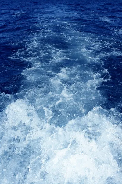 Barca scia schiuma acqua elica lavaggio blu — Foto Stock