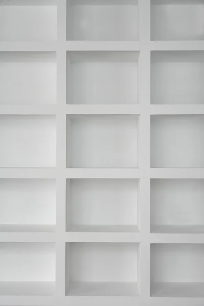 Prateleiras em branco no espaço vazio branco da cópia — Fotografia de Stock