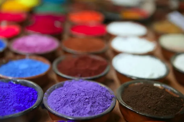 Pigmentos em pó coloridos em fileiras — Fotografia de Stock