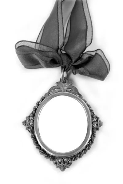 Cameo medalhão de prata com copyspace loop de fita — Fotografia de Stock
