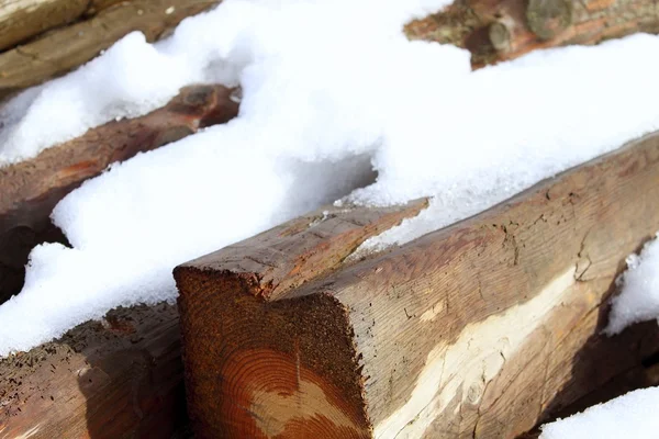 Neve su travi di legno in inverno — Foto Stock