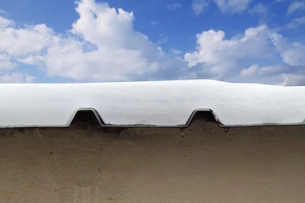 Metal neve telhado derreter detalhe céu azul — Fotografia de Stock