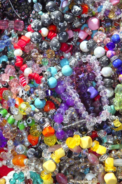 Bijoux mélangés colorés de nombreux bijoux bijoux en plastique — Photo