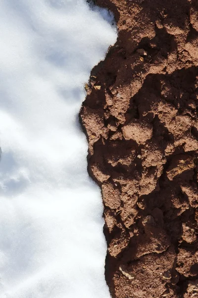 テクスチャ コントラスト雪と赤粘土泥土壌 — ストック写真