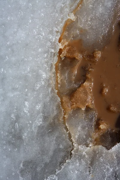 Ice smältvatten jord på röd lera lera — Stockfoto