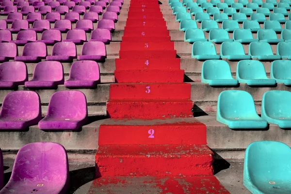 Stade tribune colorée se tient escalier — Photo