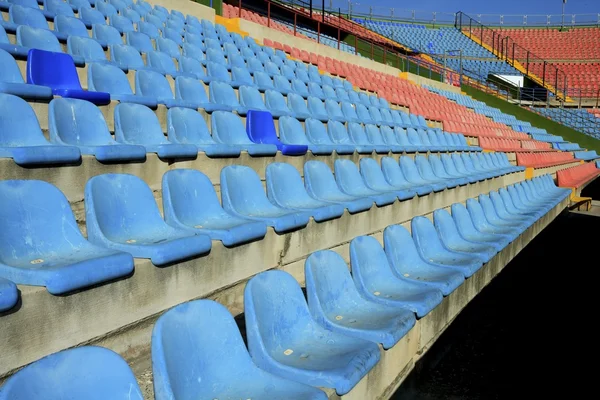 Assentos envelhecidos na perspectiva do estádio de futebol — Fotografia de Stock