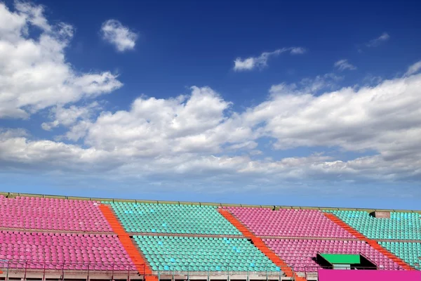 Estádio colorido arquibancada fica céu azul — Fotografia de Stock