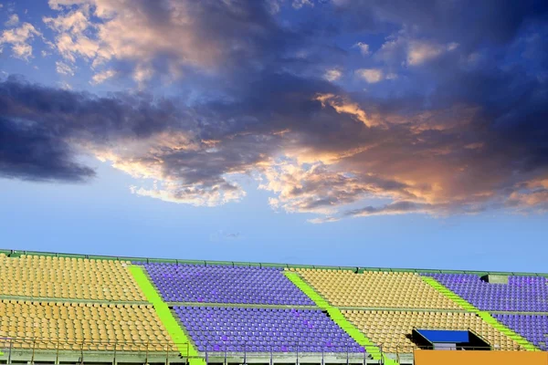 Stadion bunte Tribüne steht blauer Himmel — Stockfoto