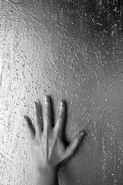 Футуристична срібна рука над сталевою сірою текстурою — стокове фото
