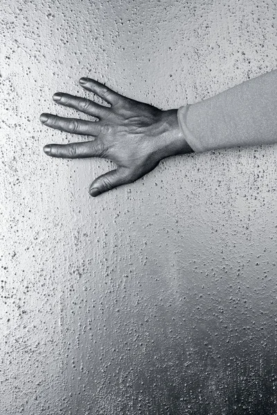 Футуристична людина срібна рука над текстурованою сталею — стокове фото