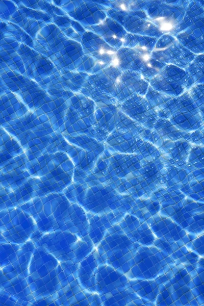 Бассейн голубой воды текстура волна летом — стоковое фото
