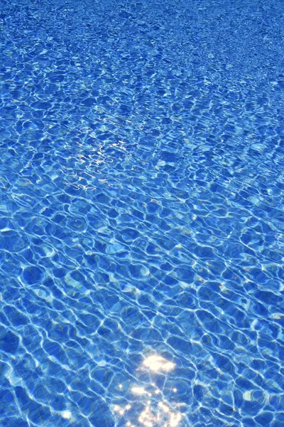 Piscina azul textura de água onda padrão verão — Fotografia de Stock