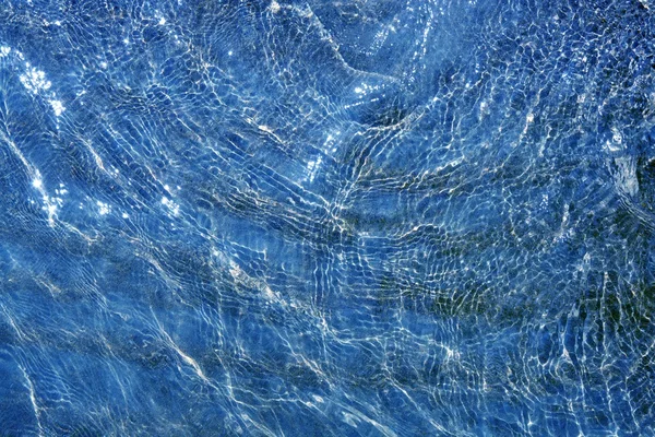 Blauwe ondiep water golvende reflectie op strand — Stockfoto