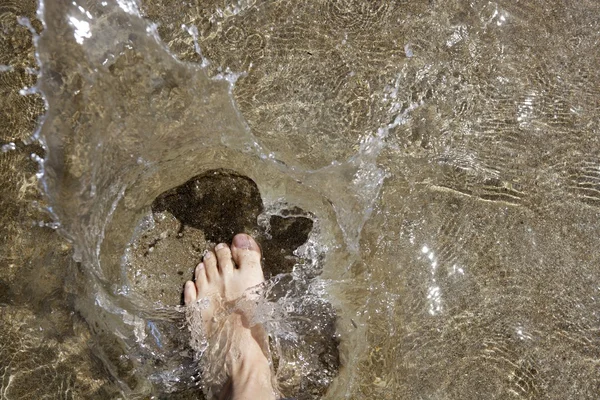 Пляжные туристические ноги, идущие по берегу и низкой воде — стоковое фото