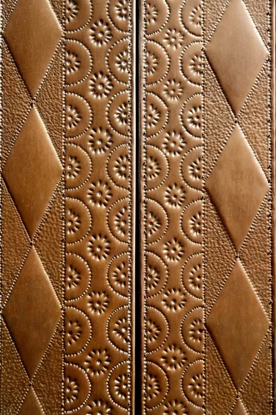 Ročníku staré kostelní dveře detail reliéfu mosaz — Stock fotografie