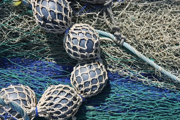 Rede de arrasto de pesca com bolas de chumbo — Fotografia de Stock