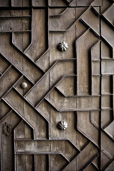 Velho envelhecido porta de madeira ferro artesanato deco — Fotografia de Stock