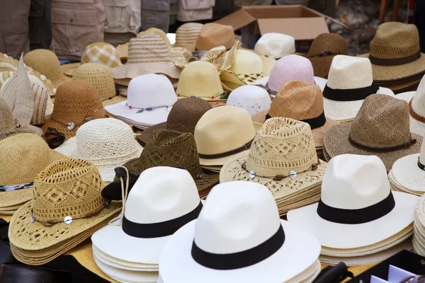 Различные модные шляпы витрина магазина — стоковое фото