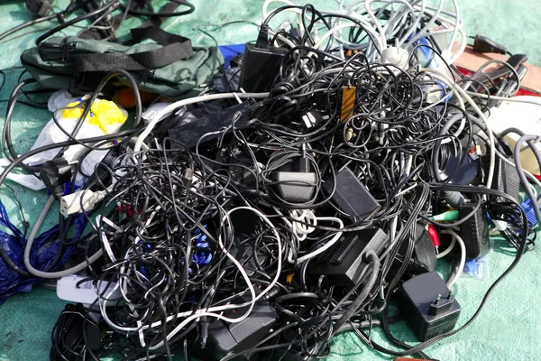 Cargador de batería y cables desorden tecnológico —  Fotos de Stock