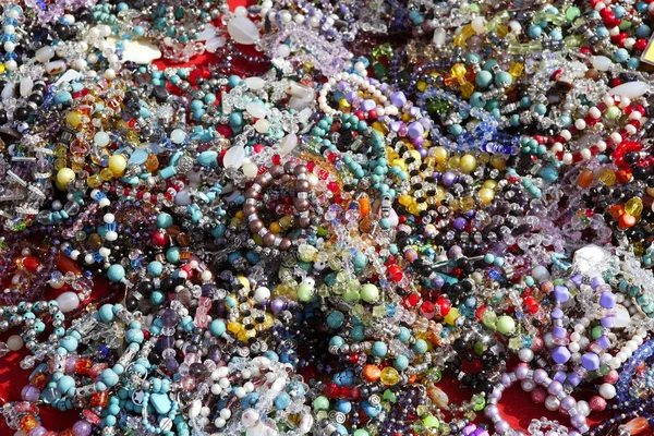 Colorido desorden de joyería en fondo de mercado — Foto de Stock