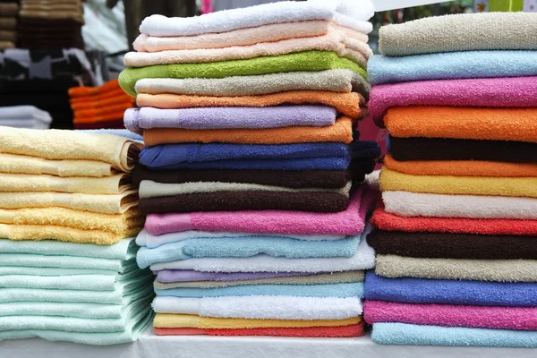 Linhas empilhadas de toalha colorida no mercado — Fotografia de Stock