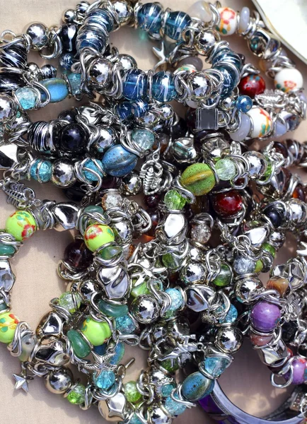 Colorido desorden de joyería en fondo de mercado — Foto de Stock