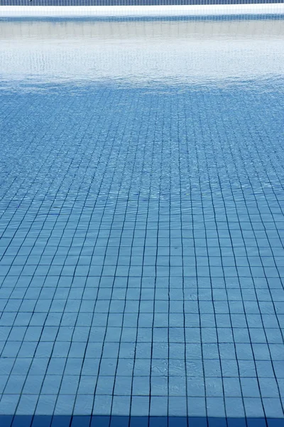 Azulejos azules piscina olas de agua perspectiva —  Fotos de Stock