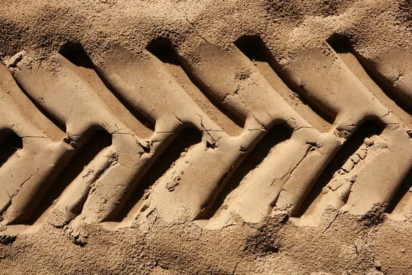 Impronta del trattore industriale sulla sabbia della spiaggia — Foto Stock