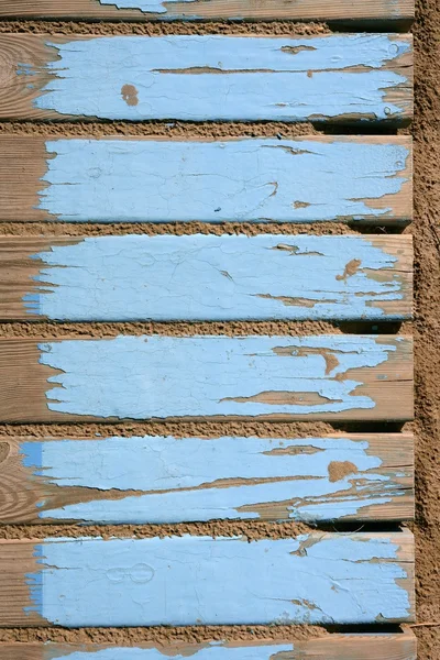 Praia envelhecida piso de madeira azul na areia — Fotografia de Stock