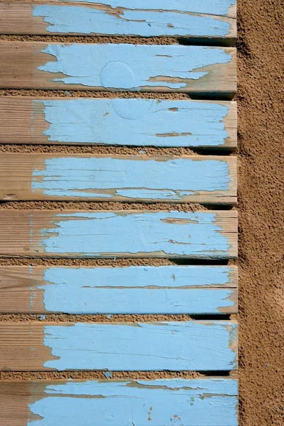 Playa envejecida suelo de madera azul sobre arena —  Fotos de Stock