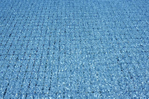 Mavi fayans havuzu su dalgaları perspektif — Stok fotoğraf