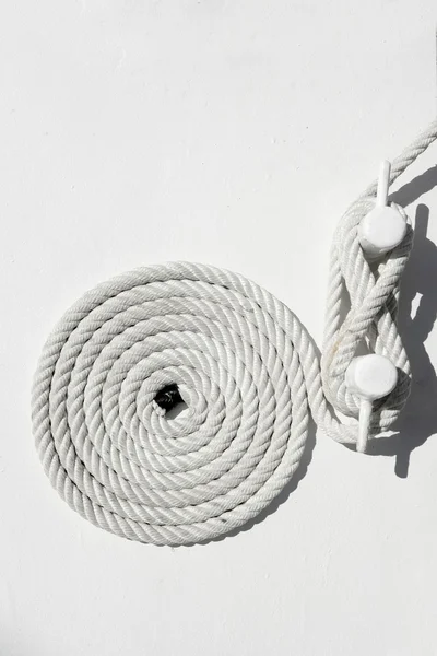 Cuerda náutica de mar blanco espiral en amarre del barco — Foto de Stock