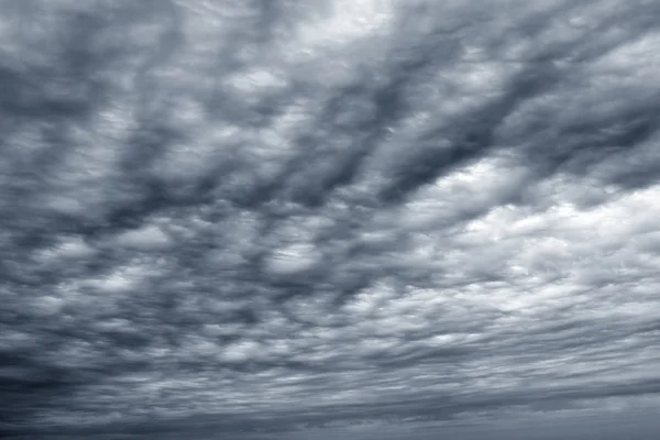 Burzliwy chmury cloudscape ciemny szary pochmurny dzień — Zdjęcie stockowe