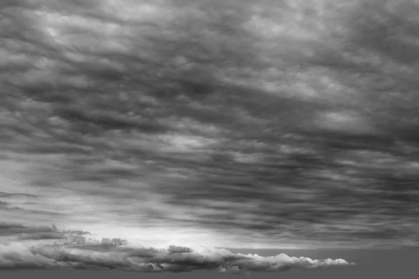 Nuvens tempestuosas paisagem escura cinza dia nublado — Fotografia de Stock