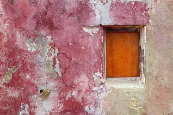 Grunge åldern klarat trä fönster rosa röd — Stockfoto