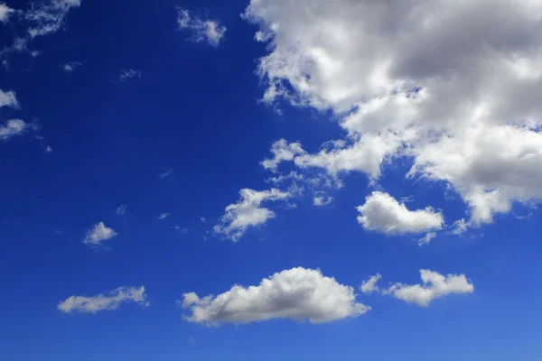 Mavi gökyüzünde bulutlar degrade arka plan cennet — Stok fotoğraf