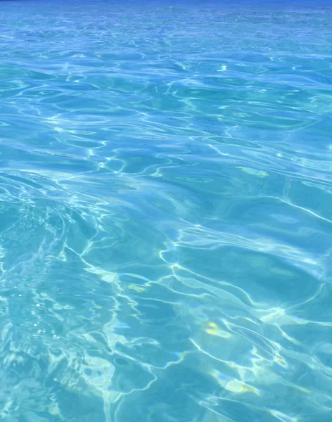 热带的完美的绿松石的海滩的蓝色水 — 图库照片