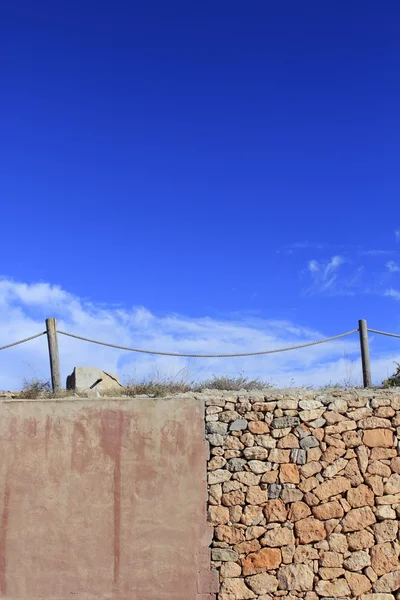 Παραδοσιακά σχοινί φράχτη πάνω από πέτρινο τοίχο grunge — Φωτογραφία Αρχείου